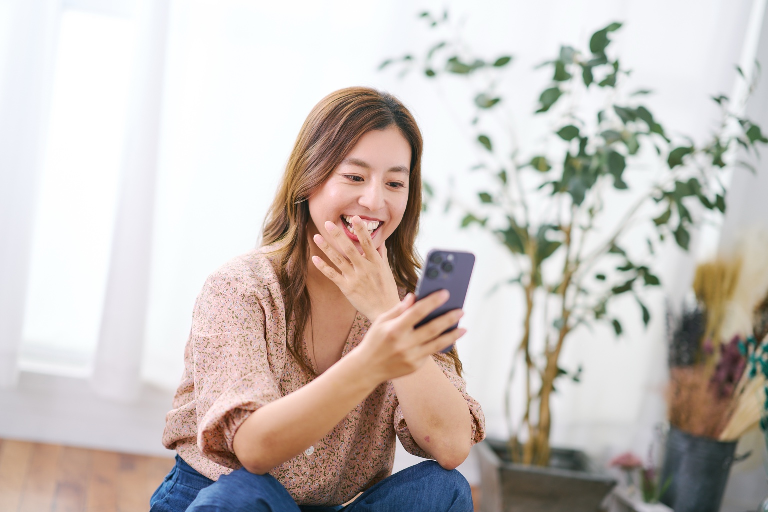 スマートフォンで届いた服についてやり取りする女性