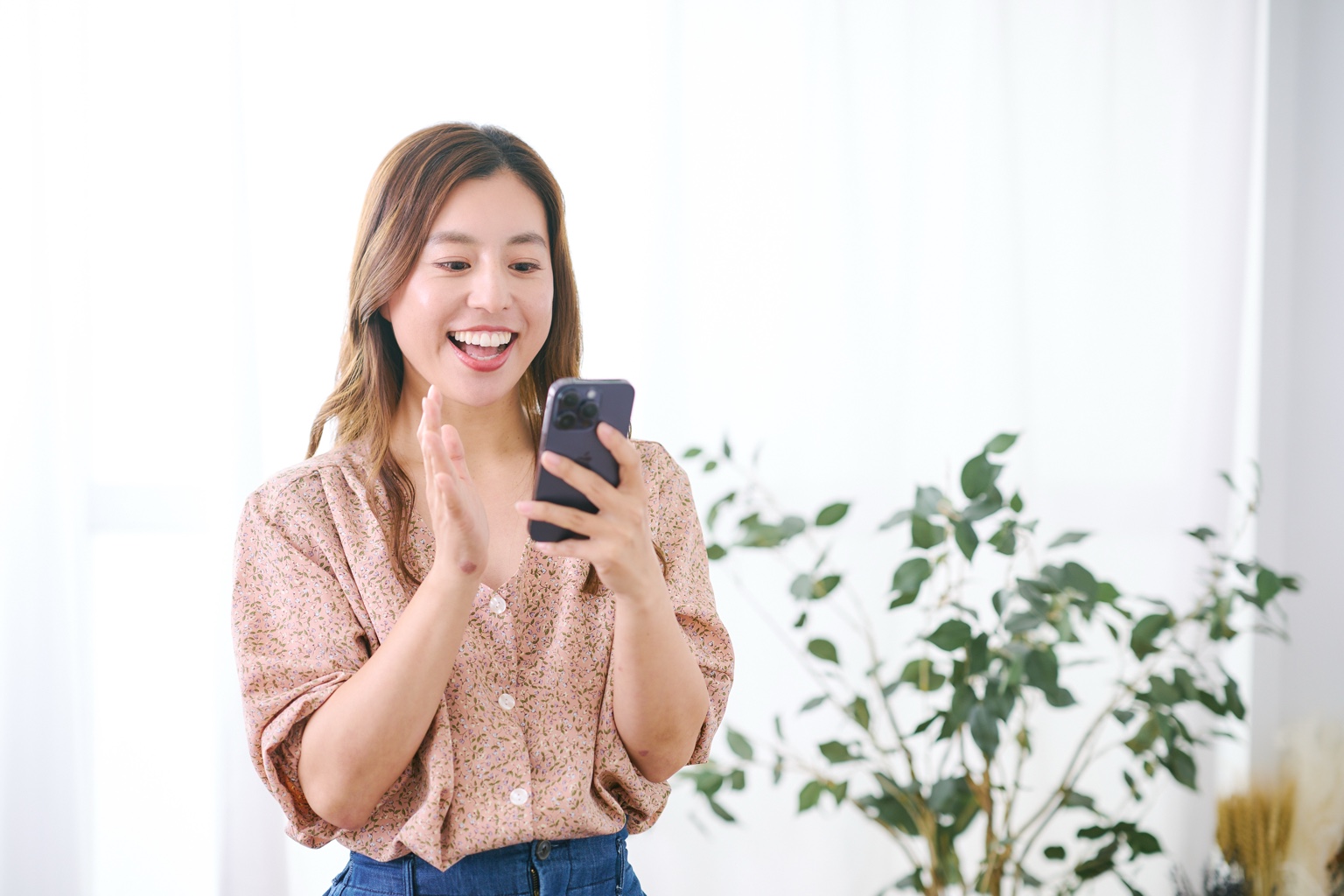 スマートフォンでサービスを利用する女性